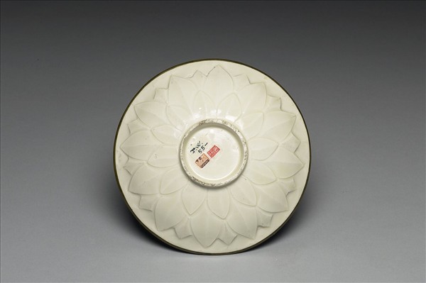 定窯 白瓷蓮瓣劃花蟠螭紋盤