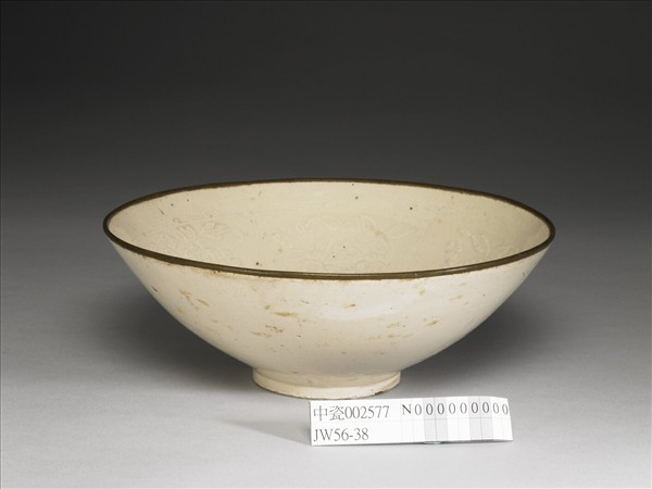 定窯 白瓷印花分格四季花卉紋碗