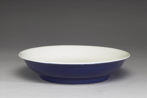 霽青釉白裡暗花雙龍紋盤