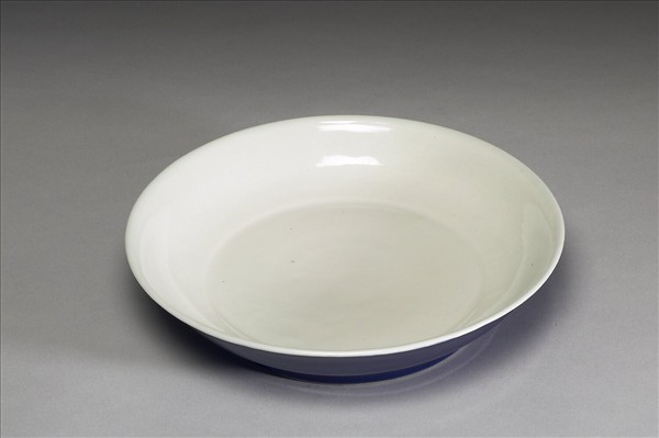 霽青釉白裡暗花雙龍紋盤