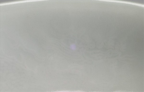 霽青釉白裡暗花雙龍紋盤