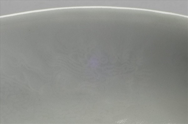 霽青釉白裡暗花雙龍紋盤