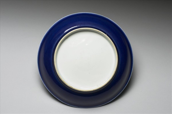 霽青釉白裡暗花雙龍紋盤