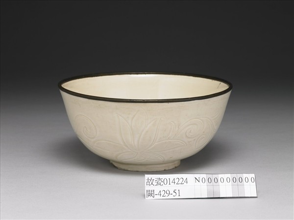 定窯 白釉劃花蓮花紋碗