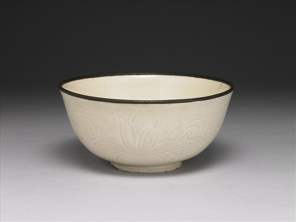 定窯 白釉劃花蓮花紋碗