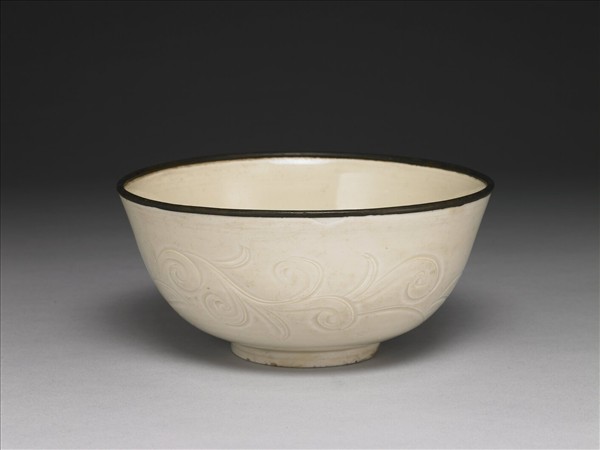 定窯 白釉劃花蓮花紋碗