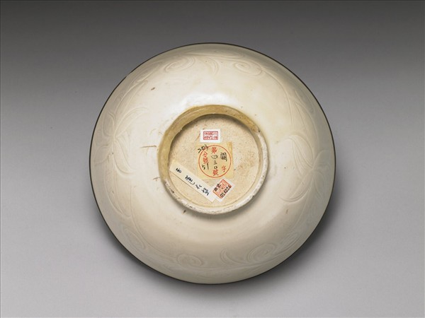 定窯 白釉劃花蓮花紋碗