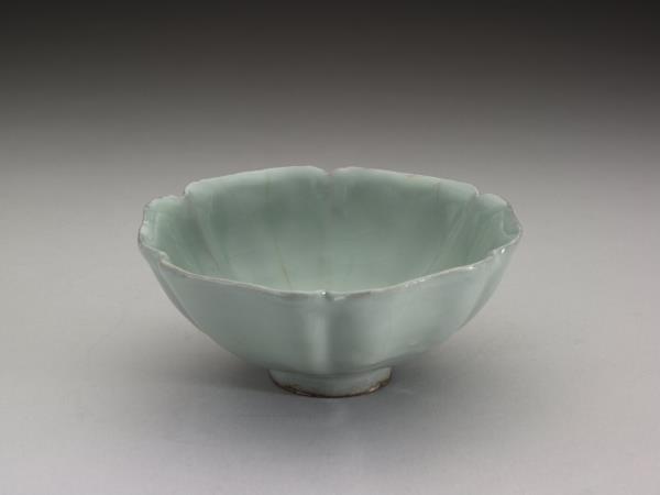 青瓷葵花式碗