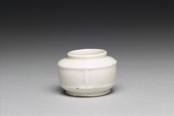 白釉繩紋圓罐