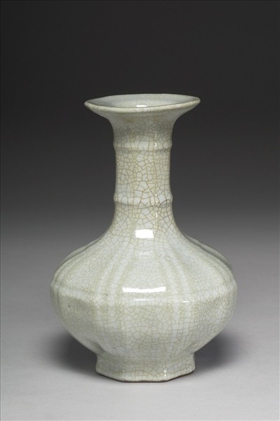 青瓷八方盤口長頸瓶