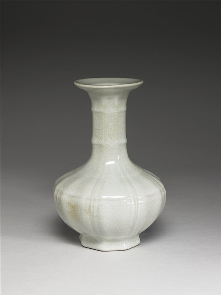 青瓷八方盤口長頸瓶
