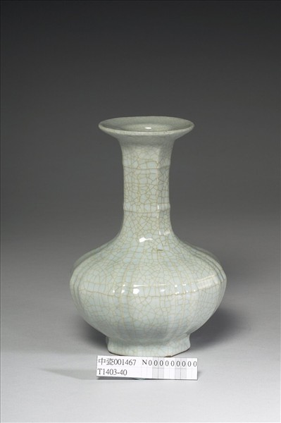 青瓷八方盤口長頸瓶