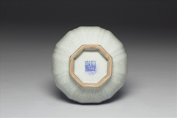 青瓷八方盤口長頸瓶