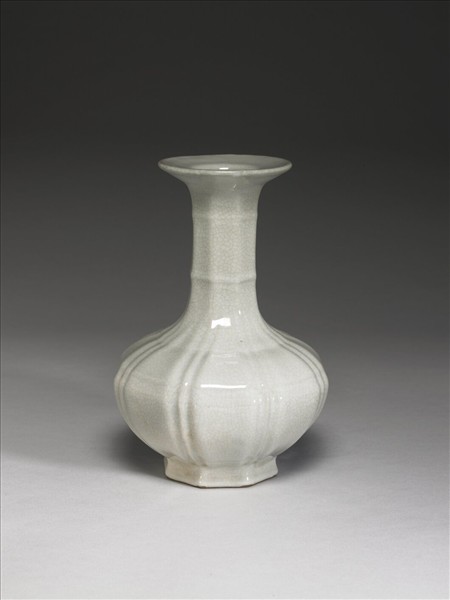 青瓷八方盤口長頸瓶