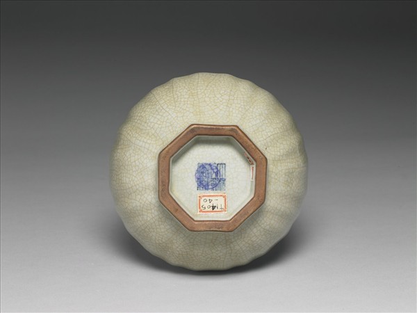 青瓷八方盤口長頸瓶