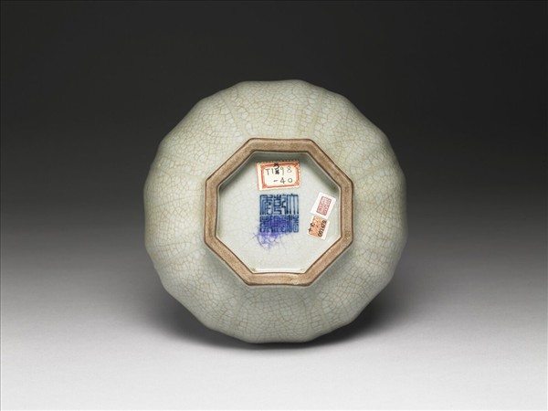 青瓷八方盤口長頸瓶