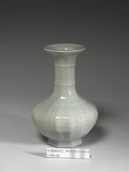 青瓷八方盤口長頸瓶