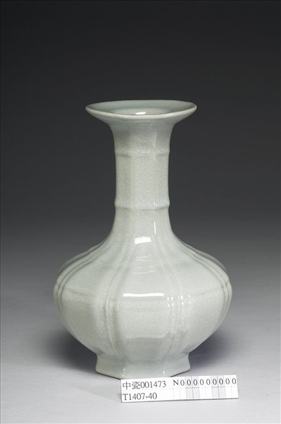 青瓷八方盤口長頸瓶