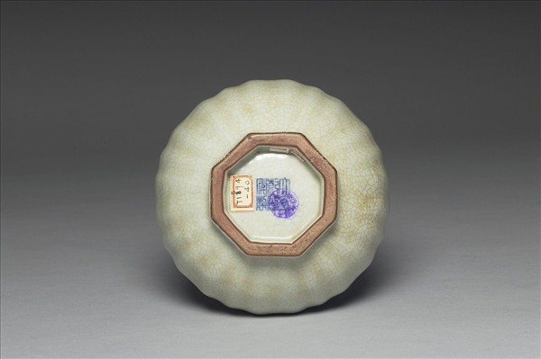 青瓷八方盤口長頸瓶