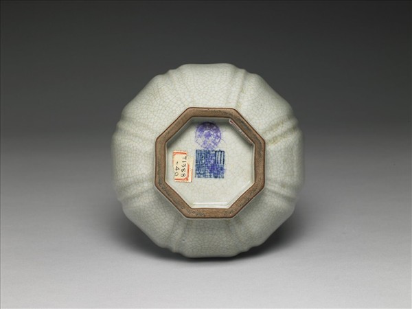 青瓷八方盤口長頸瓶