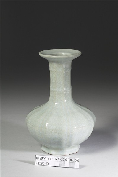 青瓷八方盤口長頸瓶