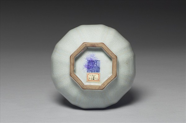 青瓷八方盤口長頸瓶