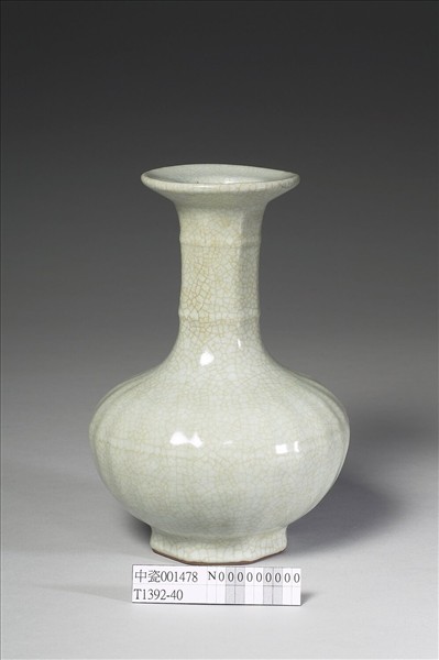 青瓷八方盤口長頸瓶