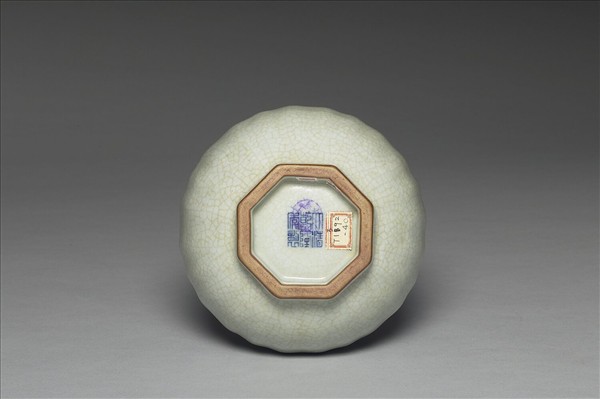 青瓷八方盤口長頸瓶