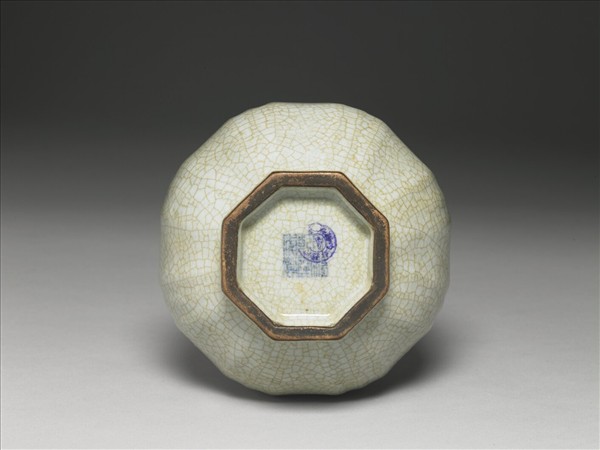 青瓷八方盤口長頸瓶