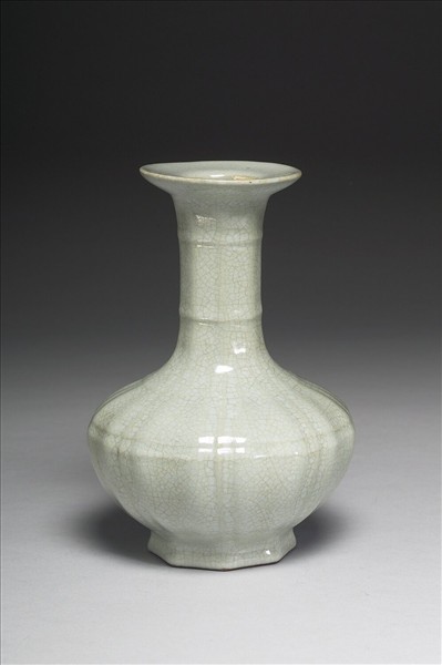 青瓷八方盤口長頸瓶