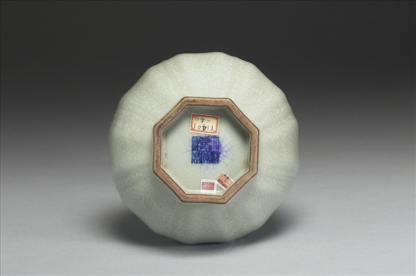 青瓷八方盤口長頸瓶