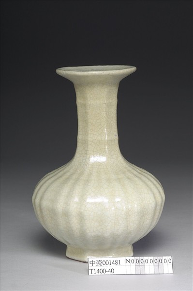 青瓷八方盤口長頸瓶