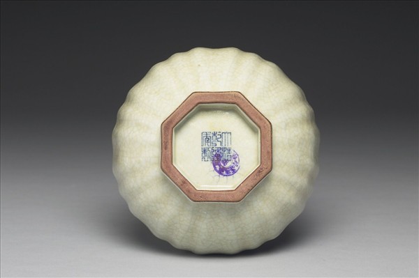 青瓷八方盤口長頸瓶