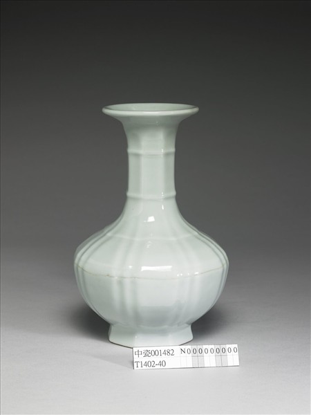 青瓷八方盤口長頸瓶