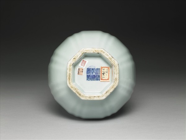 青瓷八方盤口長頸瓶