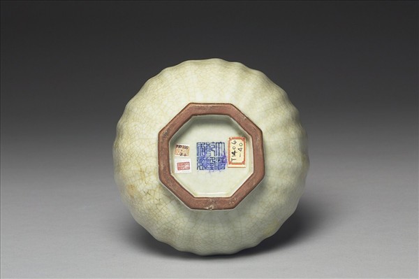 青瓷八方盤口長頸瓶