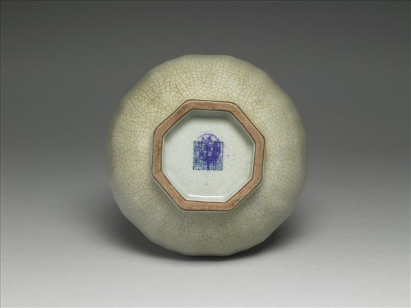 青瓷八方盤口長頸瓶