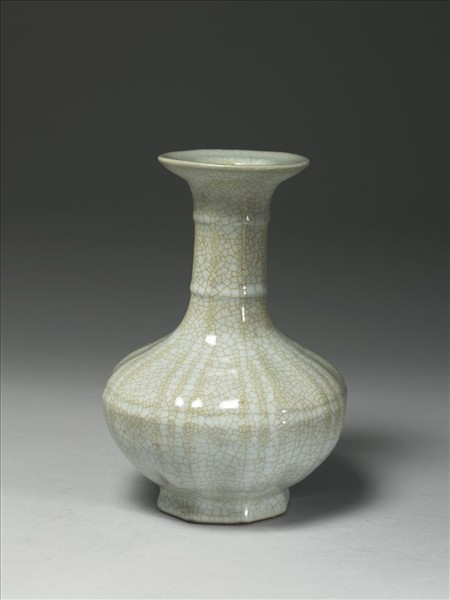 青瓷八方盤口長頸瓶