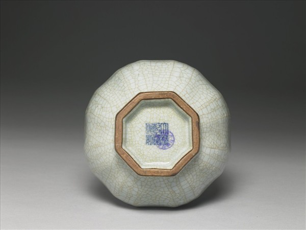 青瓷八方盤口長頸瓶