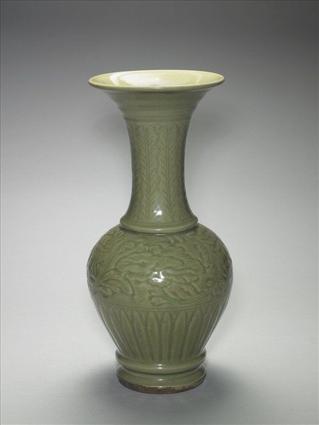 龍泉窯 青瓷劃花牡丹紋鳳尾瓶