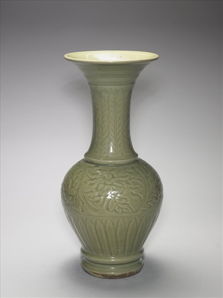 龍泉窯 青瓷劃花牡丹紋鳳尾瓶