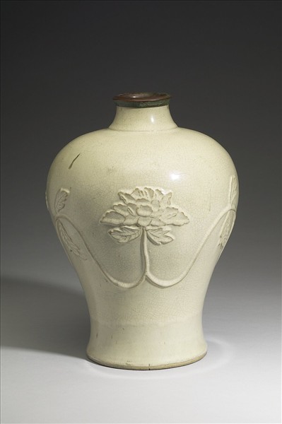 廣窯 白瓷貼花牡丹紋梅瓶