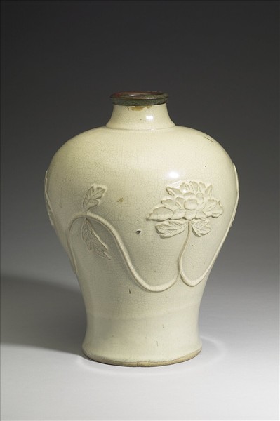 廣窯 白瓷貼花牡丹紋梅瓶