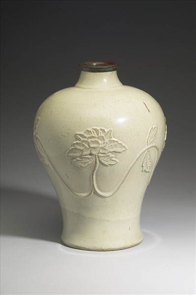 廣窯 白瓷貼花牡丹紋梅瓶