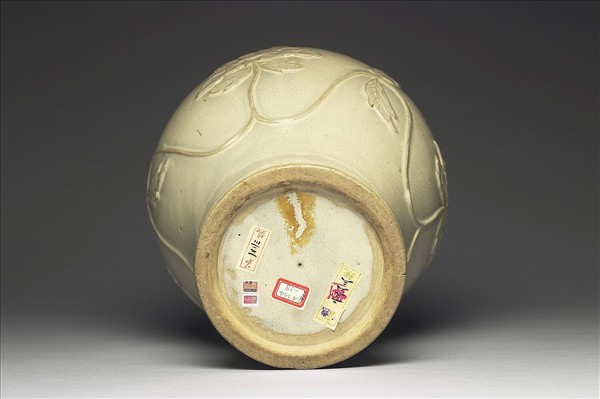 廣窯 白瓷貼花牡丹紋梅瓶