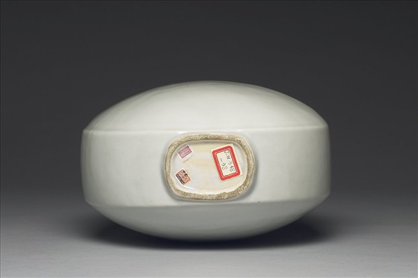 甜白葫蘆形綬帶耳扁壺