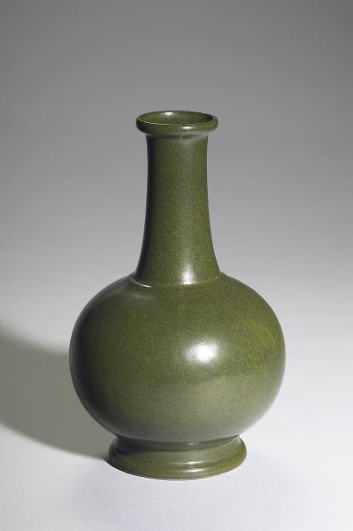 中国 大清乾隆年製 緑竜紋 長頸瓶。 中国 大清乾隆年製 緑竜紋 長頸瓶。