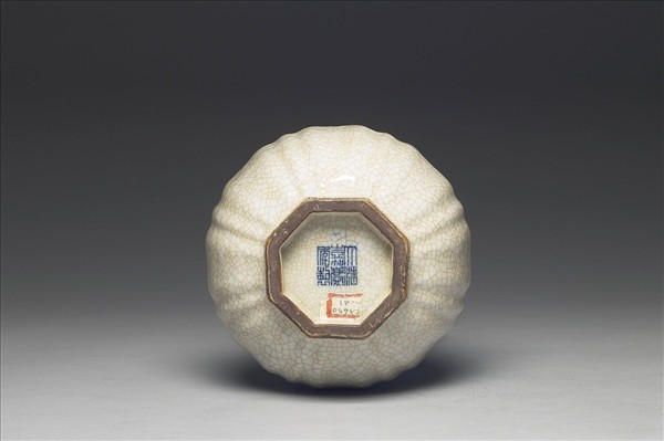 青瓷八方盤口長頸瓶