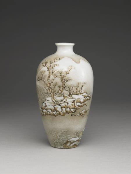 洋彩冬景山水梅瓶