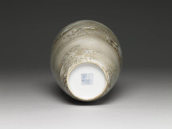 洋彩冬景山水梅瓶